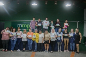 Entrega de certificados a las y los participantes del taller de lengua de señas