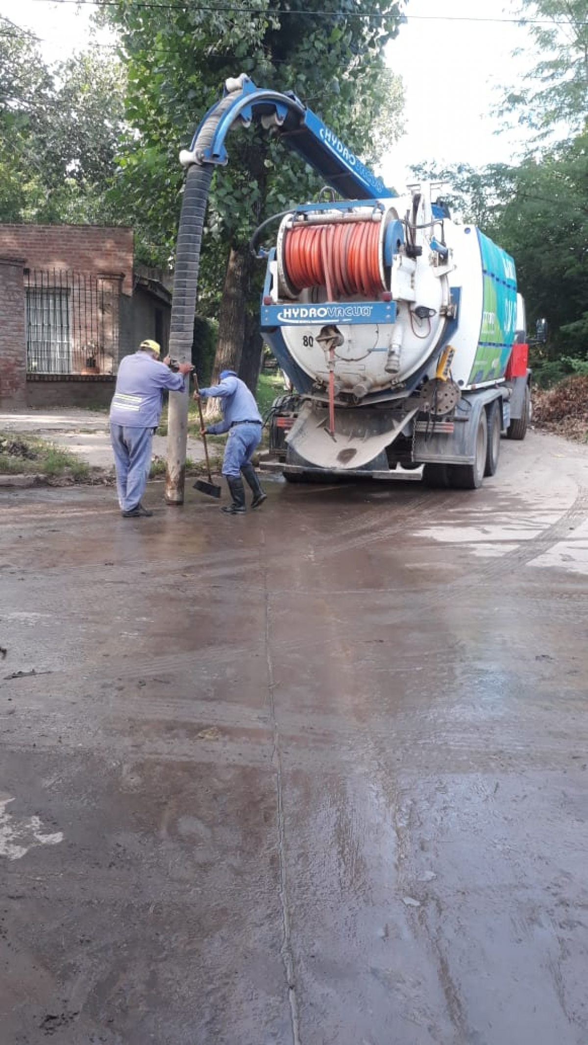 Servicios Sanitarios continúa con los trabajos de limpieza de desagües pluviales y calles de nuestra ciudad