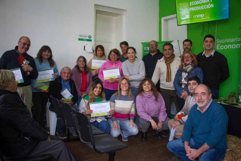 Entrega de certificados a los participantes del Curso de Horticultura