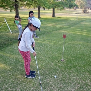 Niñas y niños del Centro Deportivo Barrial Urioste visitaron El Moro Golf Club