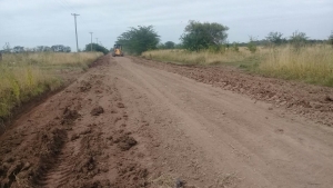 Continúan los trabajos de nivelado de caminos rurales
