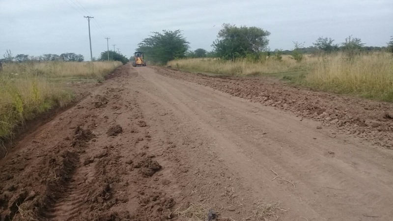 Continúan los trabajos de nivelado de caminos rurales
