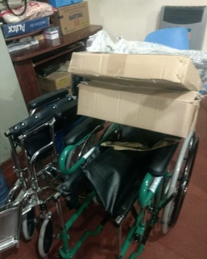 Entrega de dos sillas de ruedas a vecinos de Marcos Paz