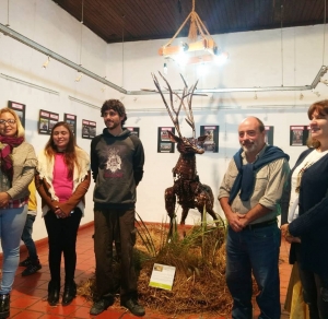 Presentación de una escultura con movilidad del ciervo de las pampas