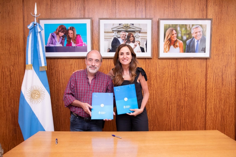 Curutchet y Tolosa Paz firman convenio por el Espacio Colonia Guitierrez