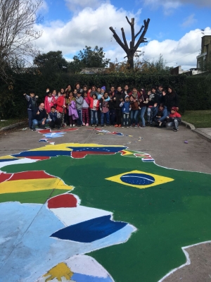 Mural por la paz en Latinoamérica pintado por niños de UMIs