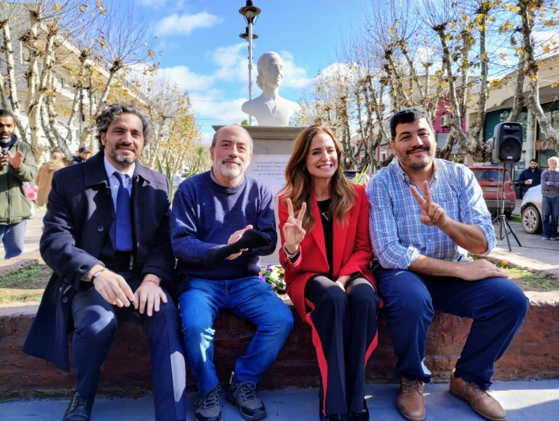 Curutchet junto a los ministros Tolosa Paz y Cafiero restituyeron el busto de Eva Perón en Marcos Paz