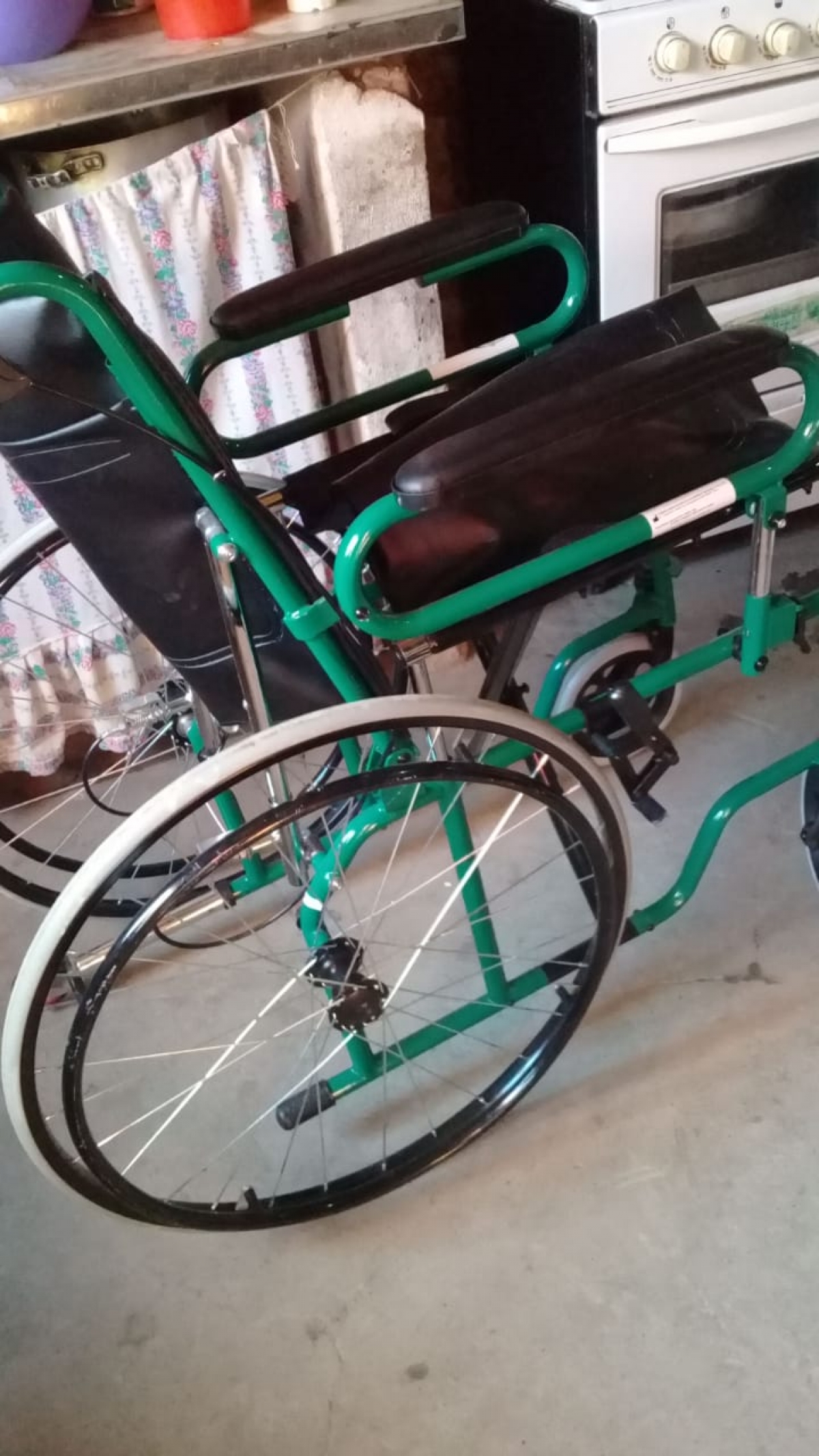 Entrega de silla de ruedas a una vecina del barrio El Hornero