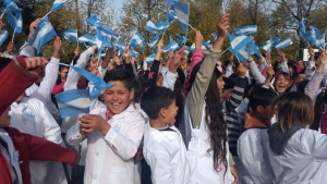 1.300 niños y niñas prometieron fidelidad a la Bandera Nacional