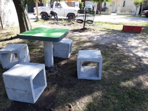 Instalación de mobiliario en plaza La Ilusión