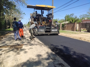 Avanza el pavimento de la calle Misiones en El Prado
