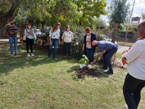 Plantamos árbol de la memoria en jefatura distrital y en UMI barrio Bernasconi