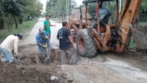 Colocación de caños de desagüe para pavimento en Martín Fierro