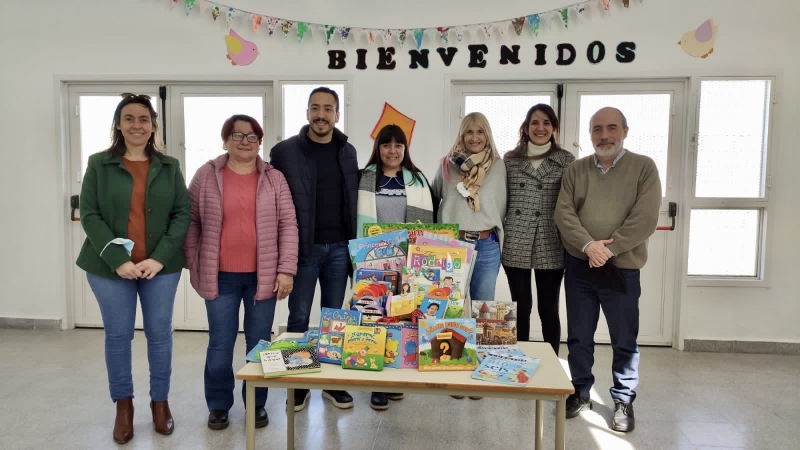 Entrega de libros a instituciones locales