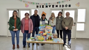 Entrega de libros a instituciones locales
