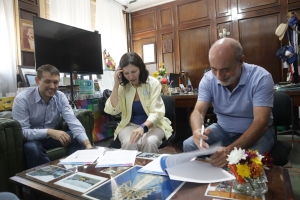 Firma de convenio para finalizar las viviendas de San Eduardo