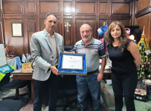 Entrega de placa conmemorativa el gerente del Banco Provincia