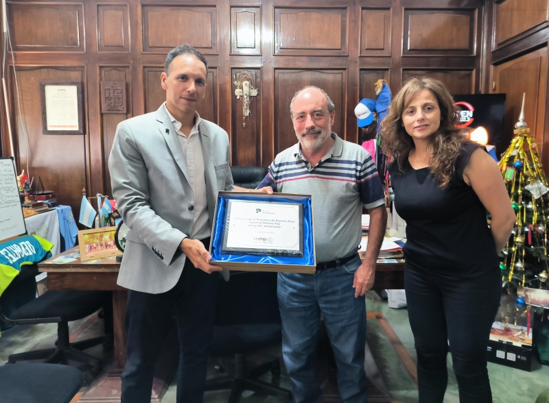 Entrega de placa conmemorativa el gerente del Banco Provincia
