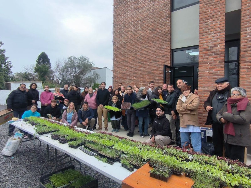 Entrega de plantines del programa Huerta Urbana Bonaerense