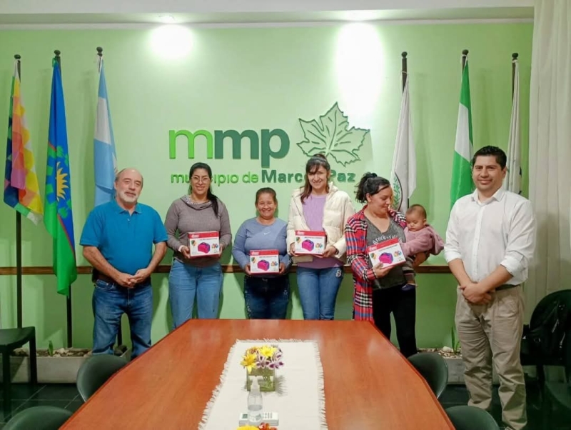 Entrega de herramientas a participantes del Programa de Oficios para la Comunidad