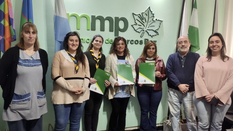 Entrega de apoyo económico a instituciones locales