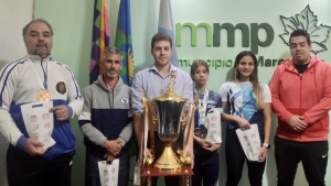 Entrega de reconocimiento a deportistas locales