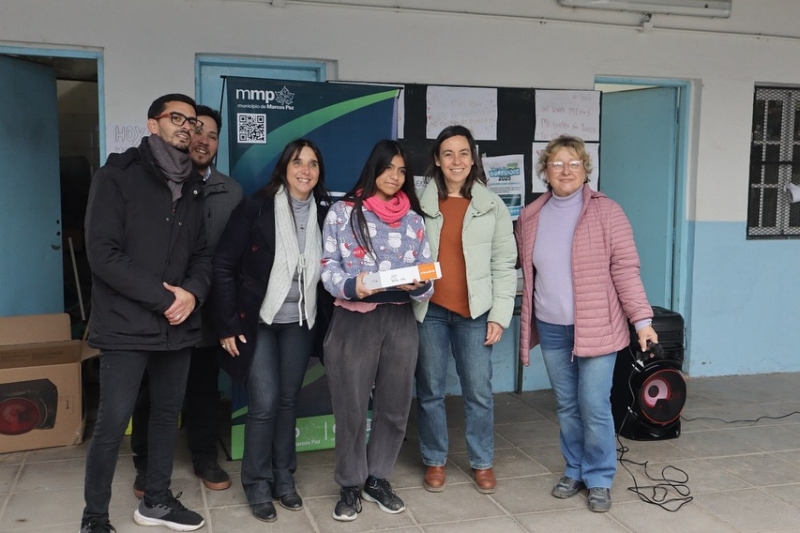 Mas estudiantes reciben su tablet del programa Marcos Paz Conectada