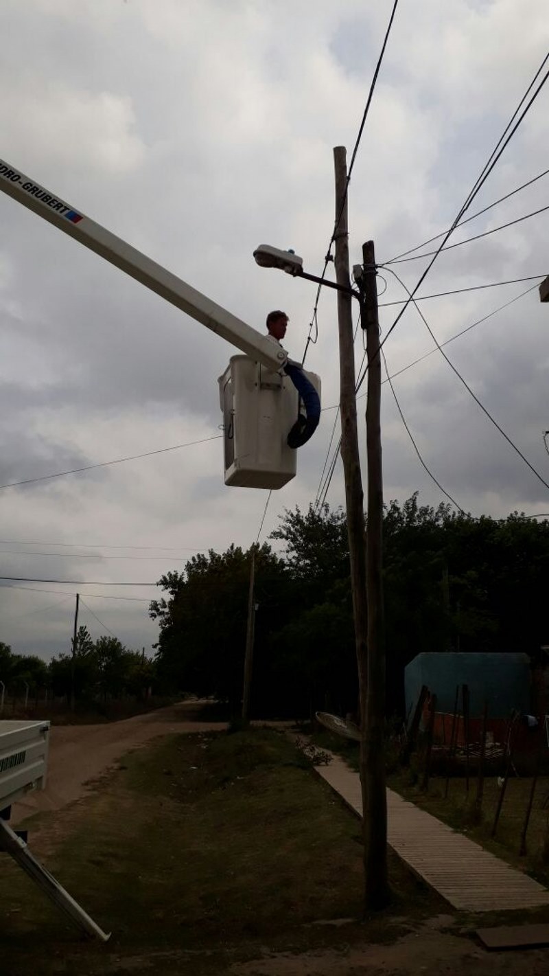 Reparación de luminarias en el barrio El Hornero