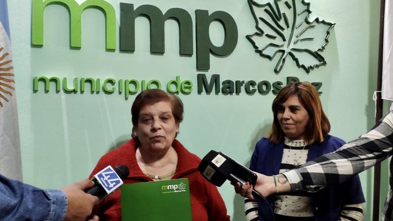 Entrega de apoyo económico a la Feria del Libro de Marcos Paz