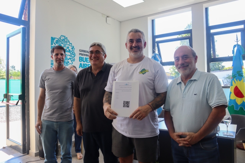 Ricardo Curutchet y el ministro Javier Rodríguez entregaron plantines del programa Huertas Urbanas y certificados PUPAA