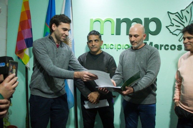 Entrega de matrícula a cooperativa local