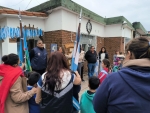 Se coloc&oacute; una placa que marca la distancia a las Islas Malvinas en la Jefatura Distrital