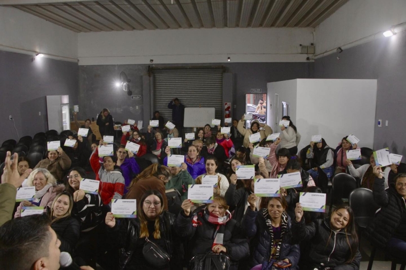 Finaliz&oacute; el curso de decoraci&oacute;n profesional de globos