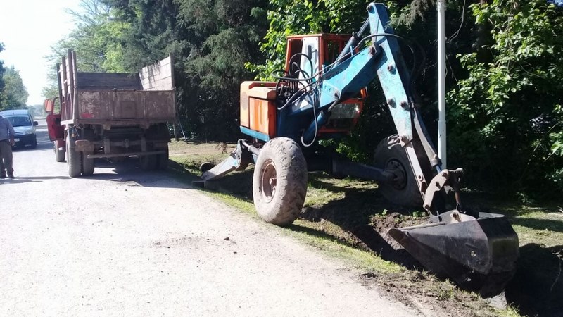 Obras y Servicios, zanjeo en la calle Maipú