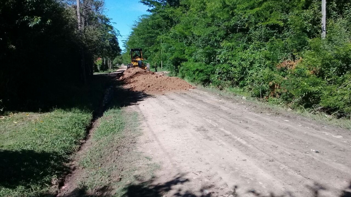 Obras y Servicios, nivelado y entoscado de calles en Santa María