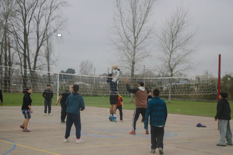 Envi&oacute;n organiz&oacute; un torneo de v&oacute;ley en el CIC del barrio la Paz