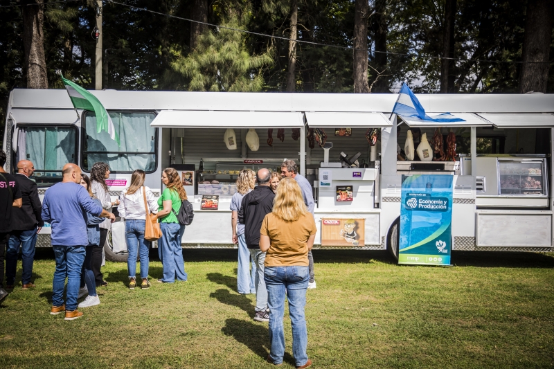 Presentación de un nuevo food truck para productos locales