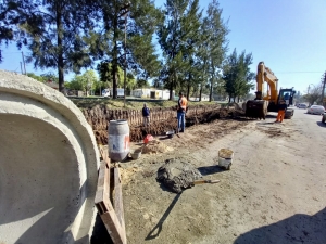 Colocación de caños de desagües en la Ruta 40