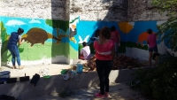 Pintura de un mural en el jardín del Museo de Ciencias Naturales