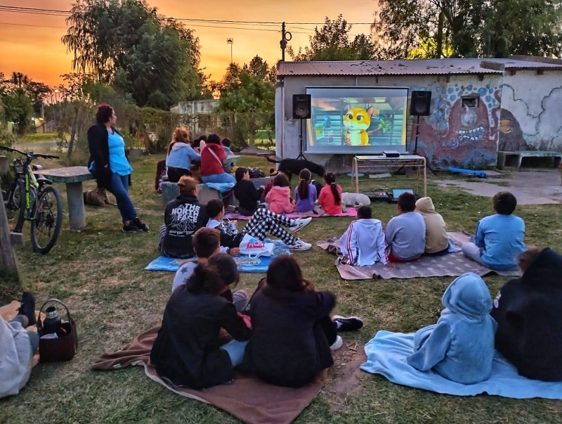 M&aacute;s de mil vecinos disfrutaron del Cine M&oacute;vil 2026