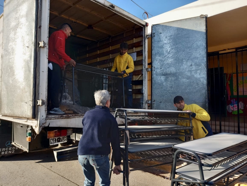 Entrega de mobiliario a escuelas de Marcos Paz